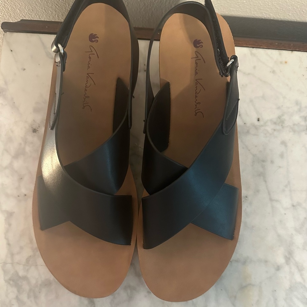 Gloria Vanderbilt Black and Tan Sandals
